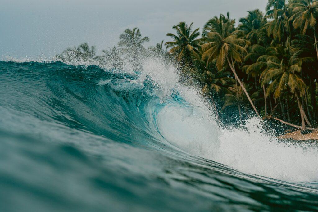 breaking waves in hawaii